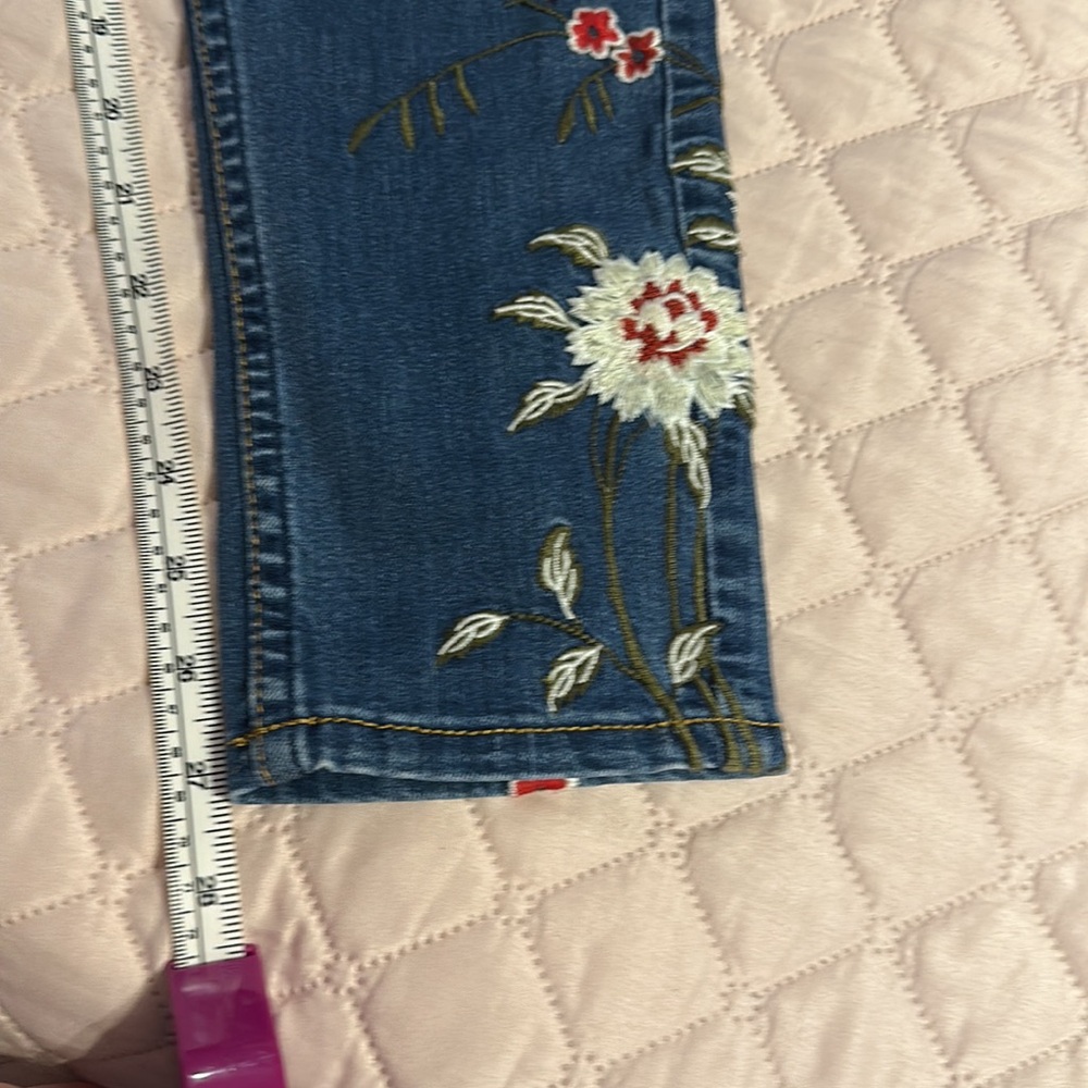 EUC Sandpiper jeans with flower embroidery details. Size 6. Light stretch - Picture 10 of 10